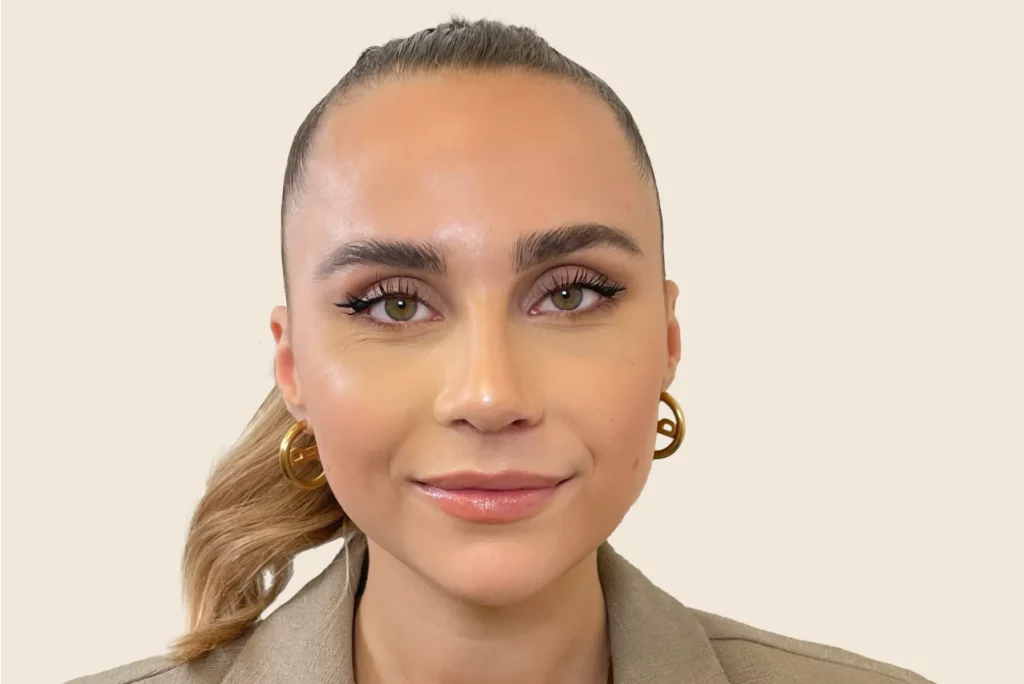Porträt von glücklicher @anunanna nach der erfolgreichen Nasenkorrektur.
