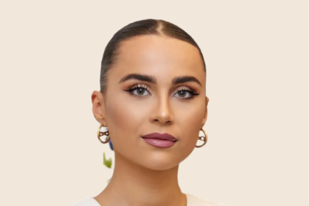 Porträt von zufriedener @anunanna nach der erfolgreichen Nasenkorrektur.